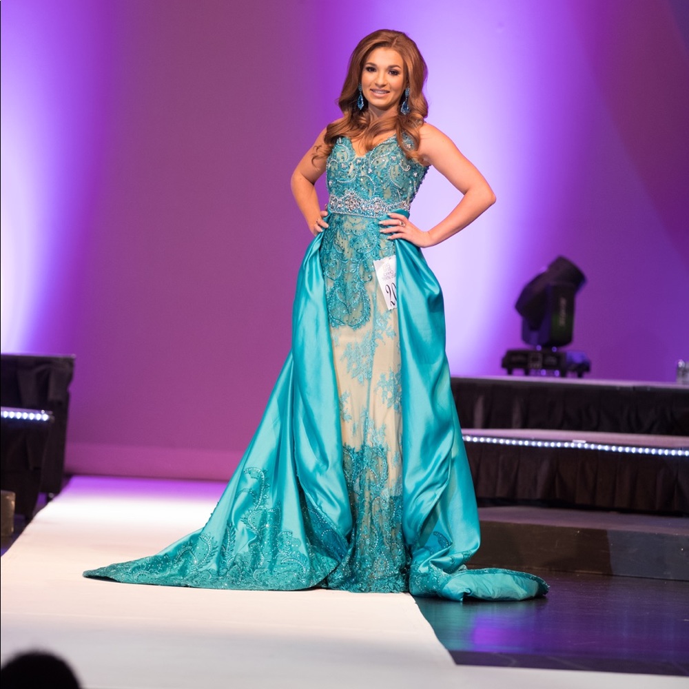 Gorgeous Gown Waist 23 Bust 32